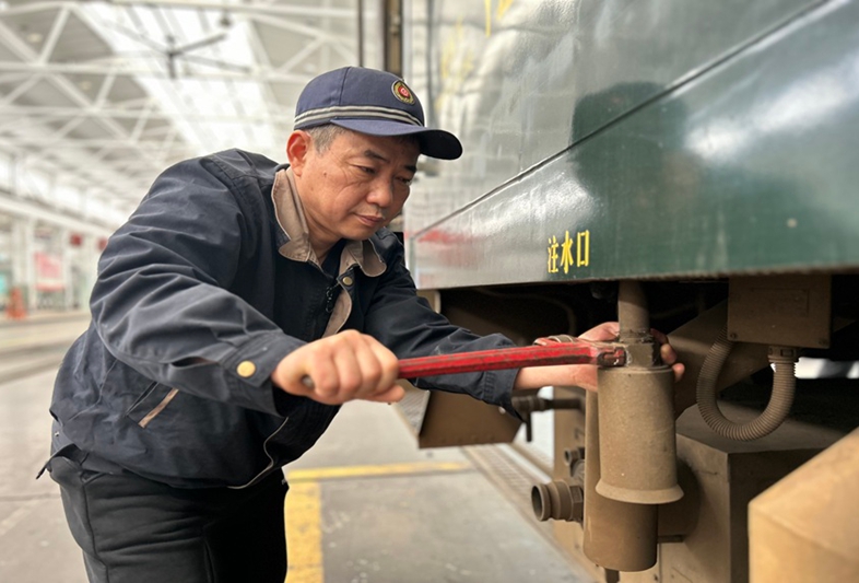 作业人员正在检修注水管。吕轩摄