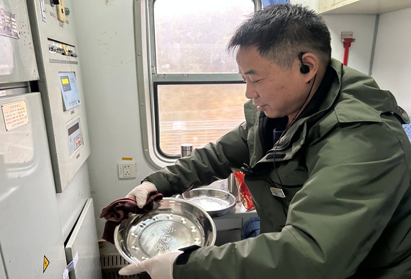 临客乘务员正在清洁擦拭果壳盘。吕轩摄