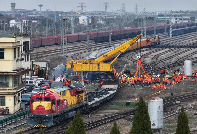 作业人员更换缓行器施工现场。祝路平摄