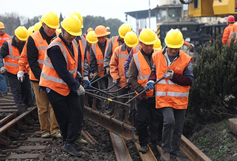 作业人员更换缓行器施工现场。沈文吉摄