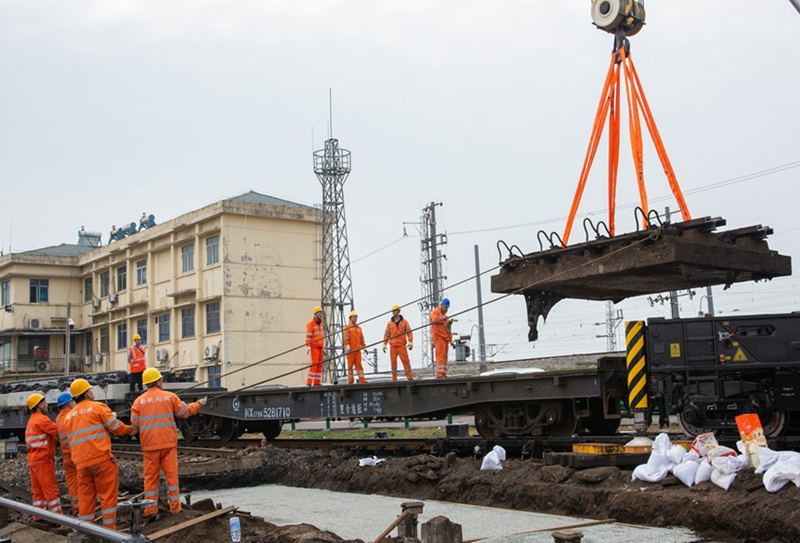 作业人员更换缓行器施工现场。沈文吉摄