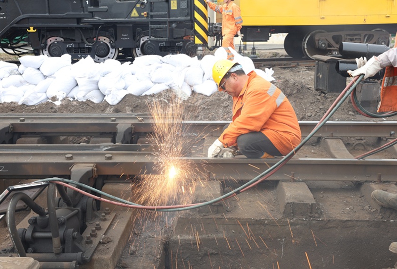 作业人员更换缓行器施工现场。沈文吉摄