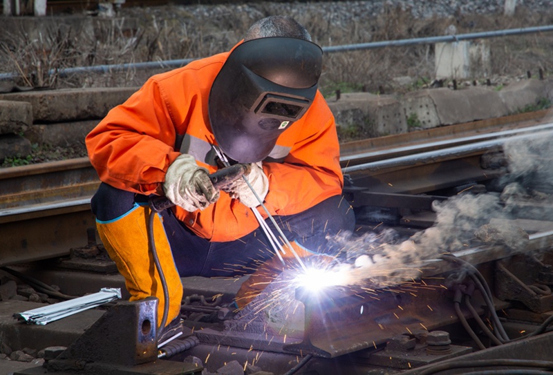 作业人员更换缓行器施工现场。罗俊杰摄