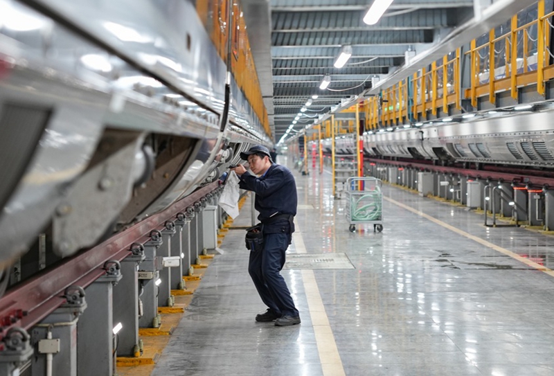 地勤机械师正在检查动车组走行部。李长安摄