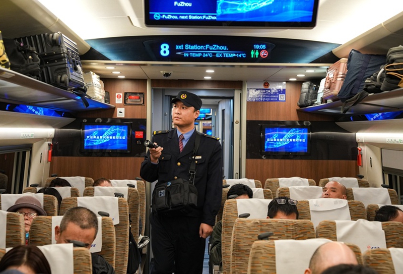 随车机械师正在车辆内巡视。李长安摄