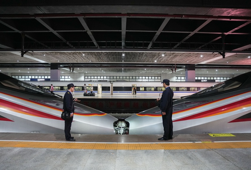 随车机械师正在检查动车组重联车钩。李长安摄