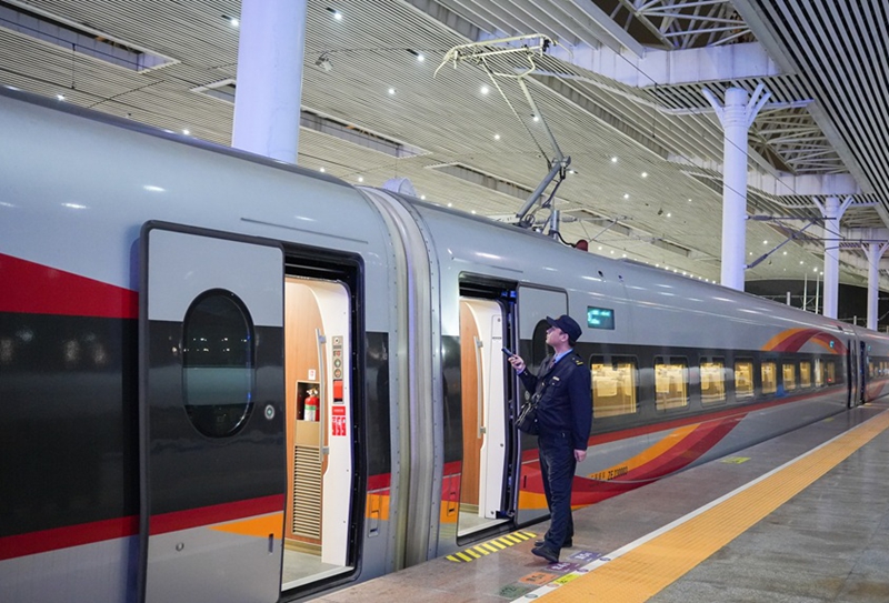 随车机械师正在站台巡检。李长安摄