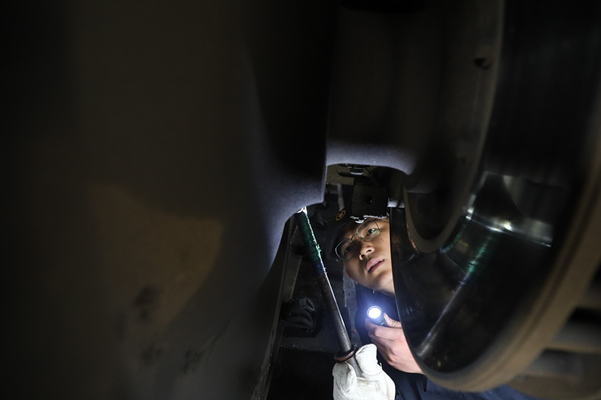 检车员检查旅客列车轮对。吴迪摄