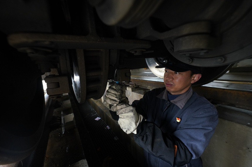 检车员更换旅客列车轮对制动闸片。吴迪摄