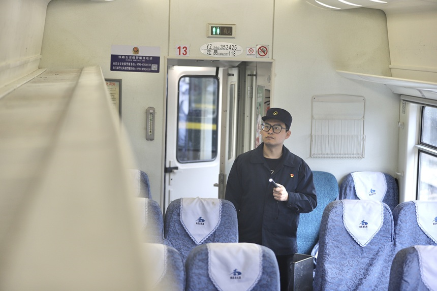 检车员检查旅客列车照明设施。吴迪摄