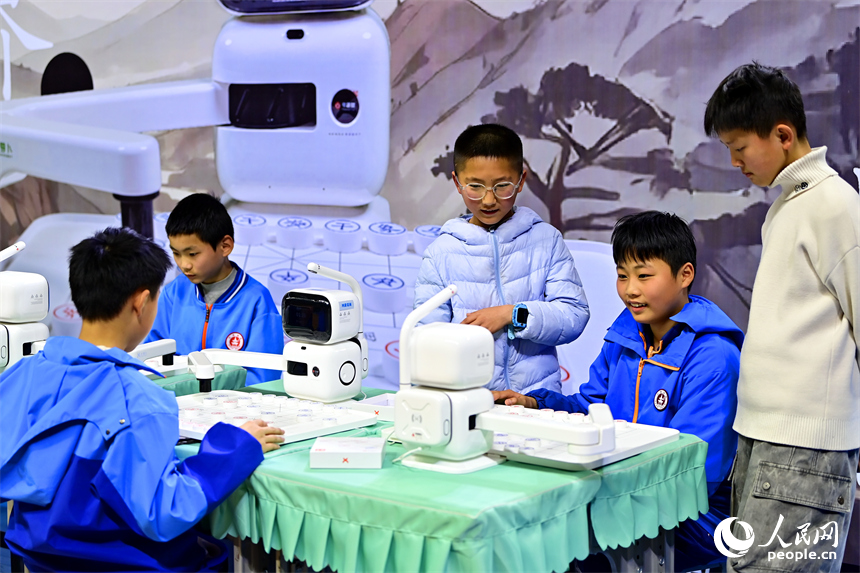 青少年学生和市民在机器人科普展现场体验机器狗、群舞机器人、下棋机器人。人民网记者 朱海鹏摄