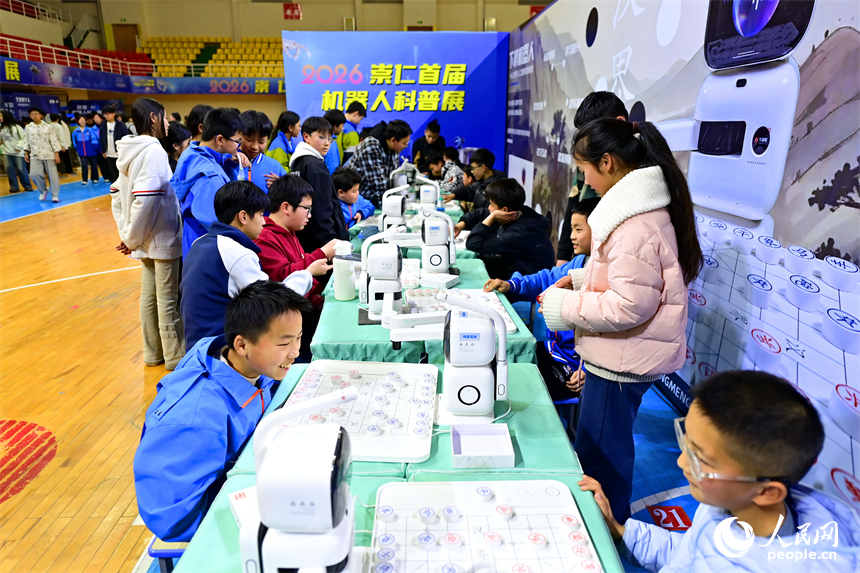 青少年学生和市民在机器人科普展现场体验机器狗、群舞机器人、下棋机器人。人民网记者 朱海鹏摄