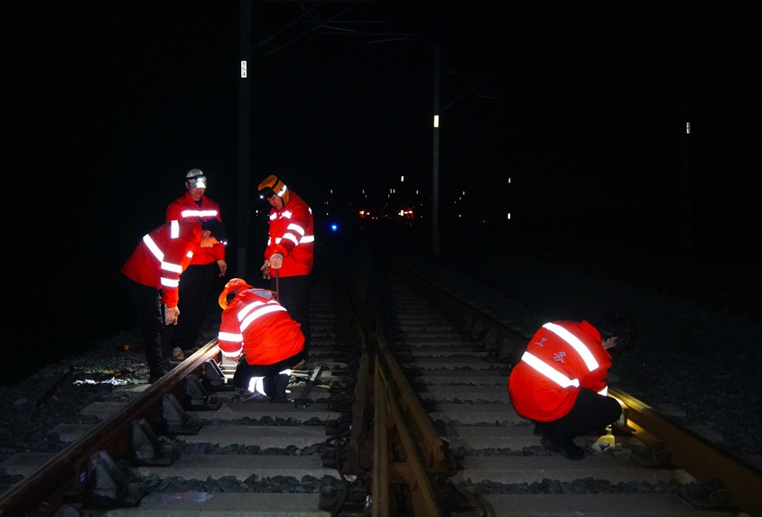 作業人員對道岔進行養護維修作業。黃鐘濱攝