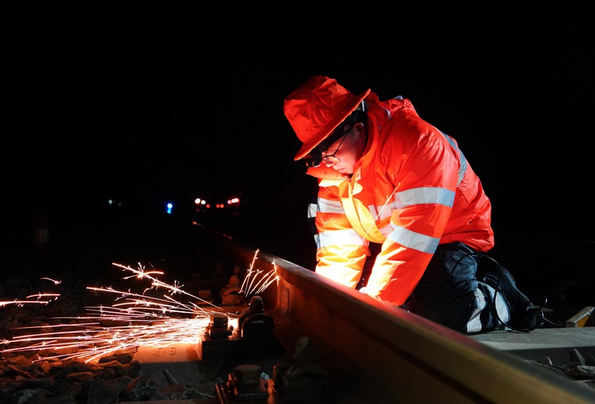 作業人員對鋼軌肥邊進行精細打磨作業。黃鐘濱攝