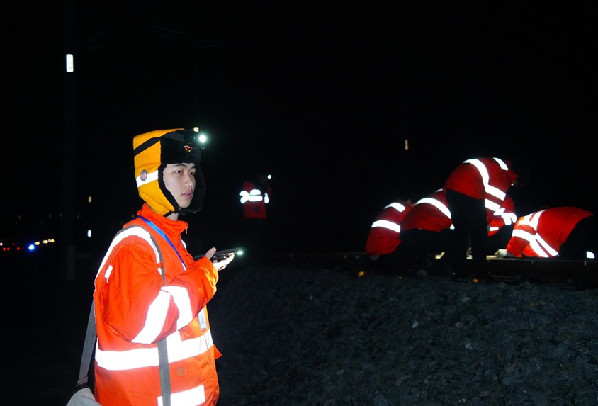 防護員加強聯控。黃鐘濱攝