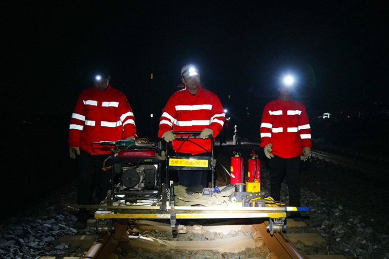 作業人員推行裝有工機具的平板小車。王永興攝