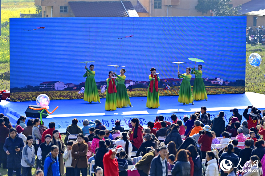 樟树市第四届七彩油菜花漫游赏花会活动现场。人民网记者 朱海鹏摄