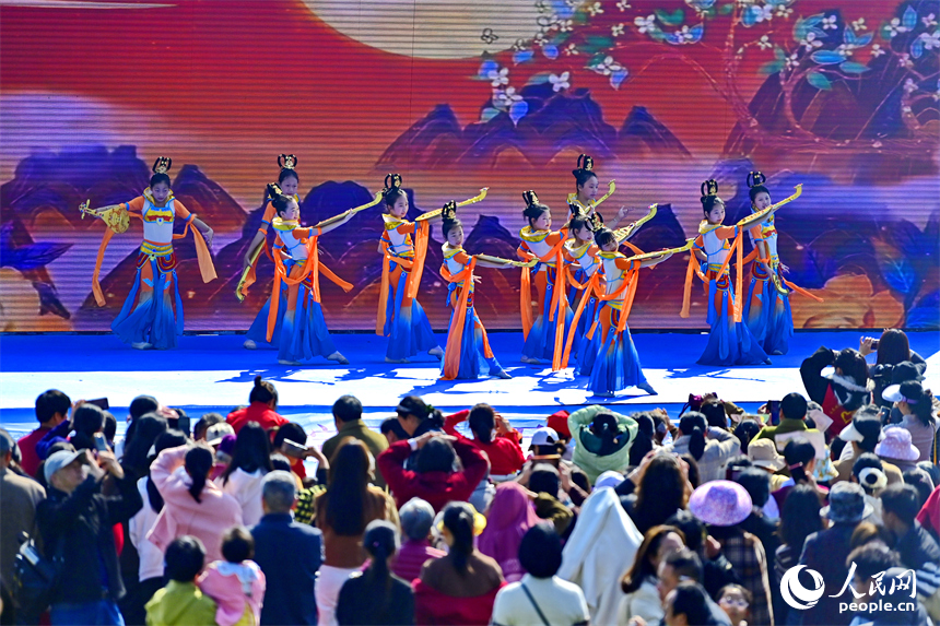 樟树市第四届七彩油菜花漫游赏花会活动现场。人民网记者 朱海鹏摄