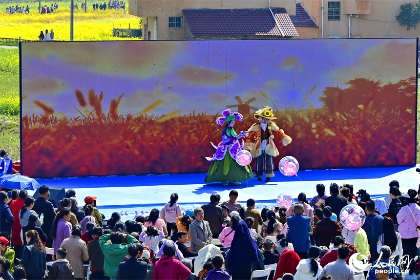 樟树市第四届七彩油菜花漫游赏花会活动现场。人民网记者 朱海鹏摄