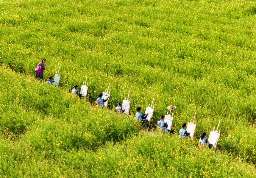 江西省抚州市南丰县琴城镇水北村，孩子们用画笔描绘春天的美景。谢东摄