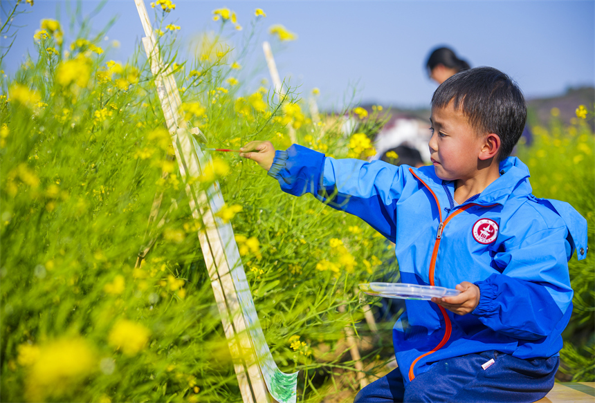 江西省抚州市南丰县琴城镇水北村，孩子们用画笔描绘春天的美景。谢东摄