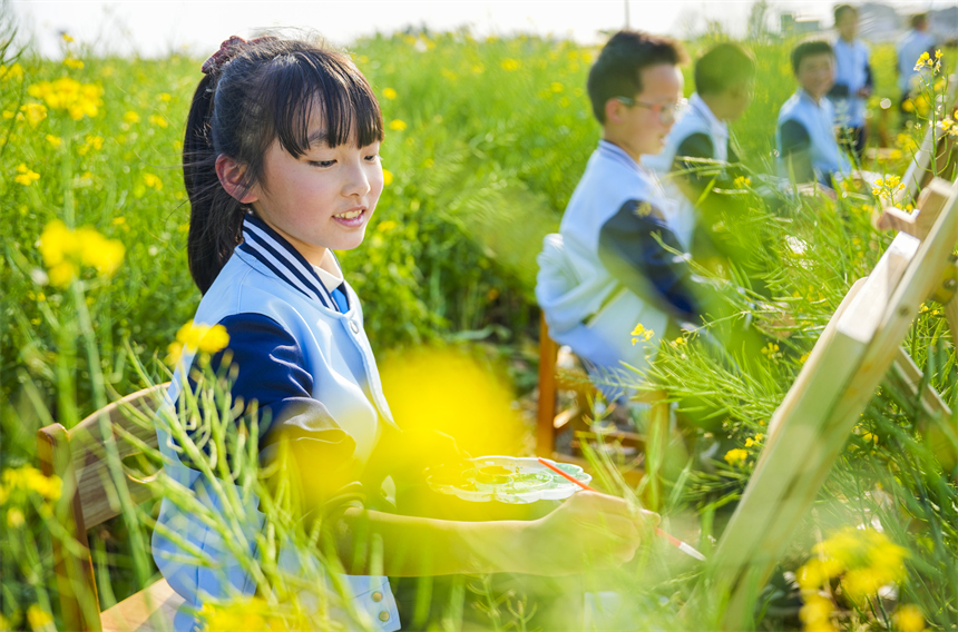 江西省抚州市南丰县琴城镇水北村，孩子们用画笔描绘春天的美景。谢东摄