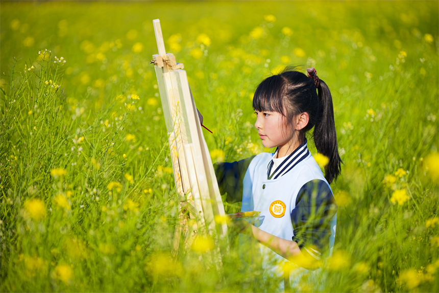 江西省抚州市南丰县琴城镇水北村，孩子们用画笔描绘春天的美景。谢东摄
