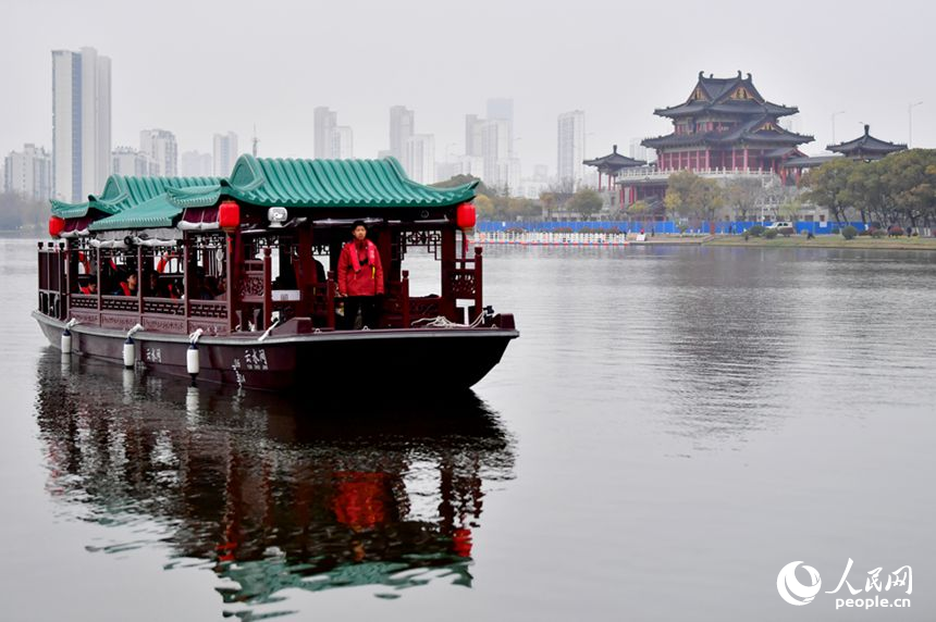 游船与豫章台交相呼应。人民网记者 时雨摄