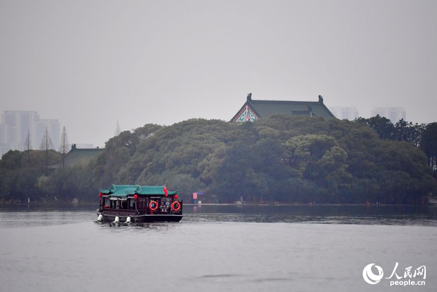 游船驶过豫章书院附近水域。人民网记者 时雨摄