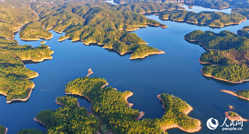 俯瞰石壁坑水库，周边青山环绕、树木葱郁、春日生态景致怡人。人民网记者 朱海鹏摄