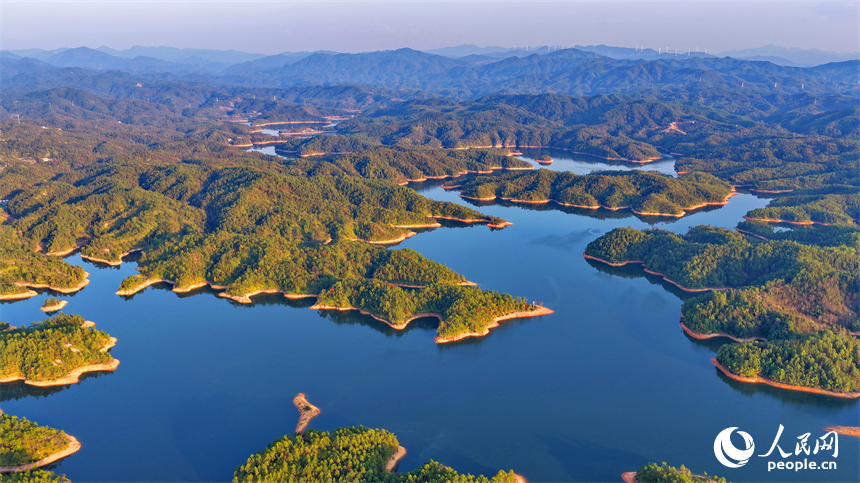 俯瞰石壁坑水库，周边青山环绕、树木葱郁、春日生态景致怡人。人民网记者 朱海鹏摄