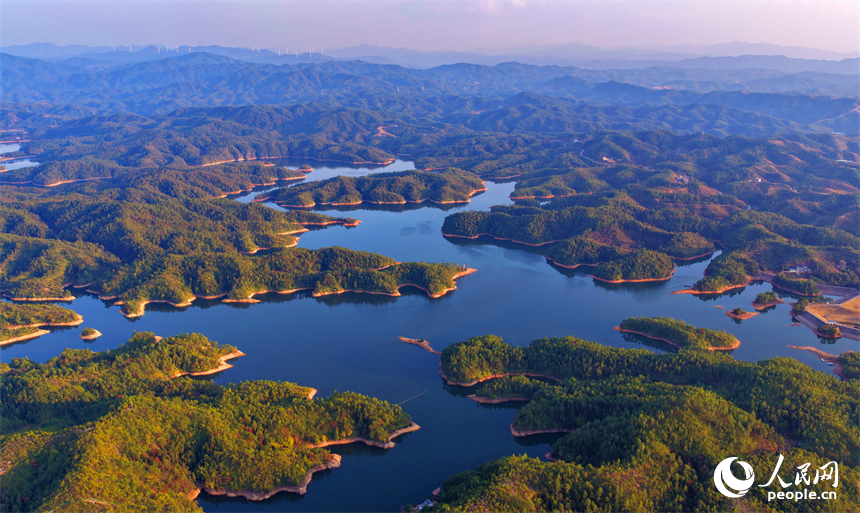 俯瞰石壁坑水库，周边青山环绕、树木葱郁、春日生态景致怡人。人民网记者 朱海鹏摄