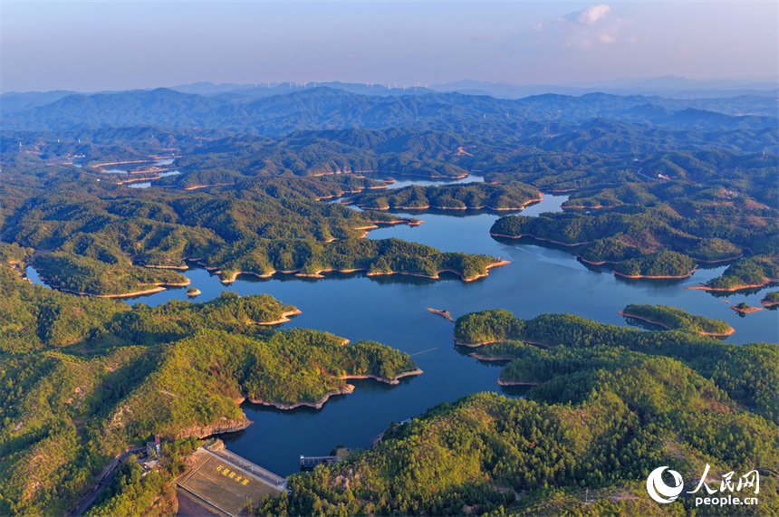 俯瞰石壁坑水库，周边青山环绕、树木葱郁、春日生态景致怡人。人民网记者 朱海鹏摄