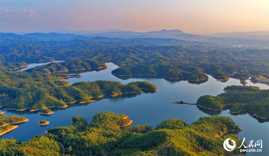 俯瞰石壁坑水库，周边青山环绕、树木葱郁、春日生态景致怡人。人民网记者 朱海鹏摄