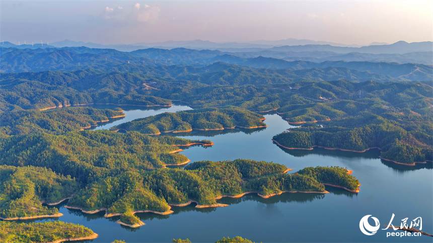 俯瞰石壁坑水库，周边青山环绕、树木葱郁、春日生态景致怡人。人民网记者 朱海鹏摄