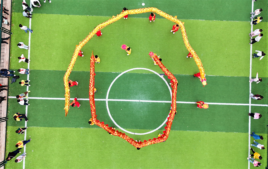 江西省贛州市會昌縣會昌小學，師生們共舞長龍，迎接農歷“二月二”的到來。呂春華攝