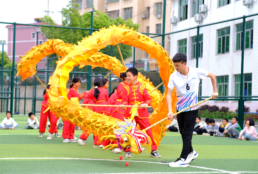 江西省贛州市會昌縣會昌小學，師生們共舞長龍，迎接農歷“二月二”的到來。呂春華攝