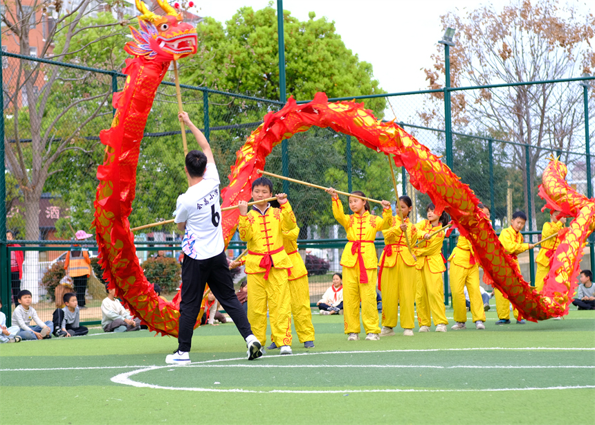 江西省贛州市會昌縣會昌小學，師生們共舞長龍，迎接農歷“二月二”的到來。呂春華攝