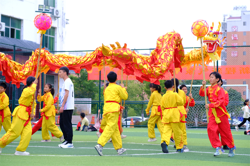 江西省贛州市會昌縣會昌小學，師生們共舞長龍，迎接農歷“二月二”的到來。呂春華攝