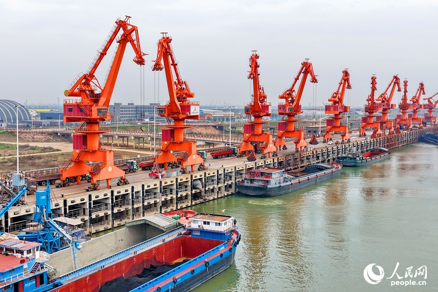 贛江航道富山鄉段，貨運船舶往來穿行，姚灣綜合碼頭貨物裝卸繁忙有序。人民網記者 朱海鵬攝