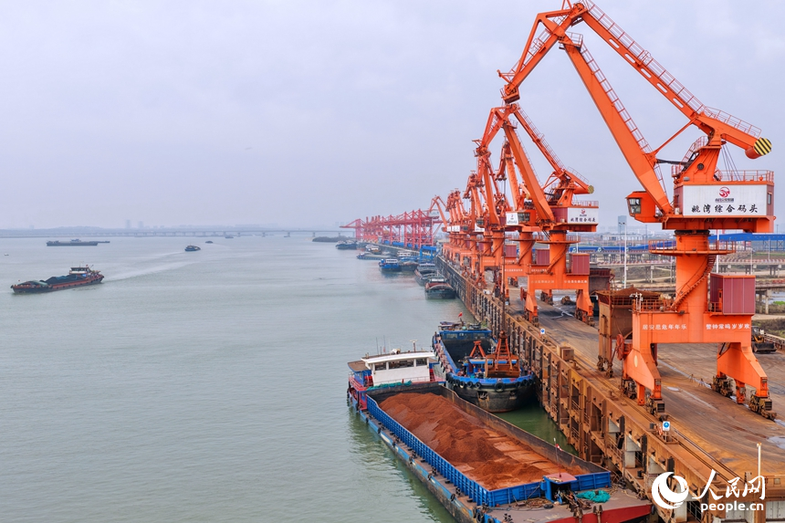 贛江航道富山鄉段，貨運船舶往來穿行，姚灣綜合碼頭貨物裝卸繁忙有序。人民網記者 朱海鵬攝