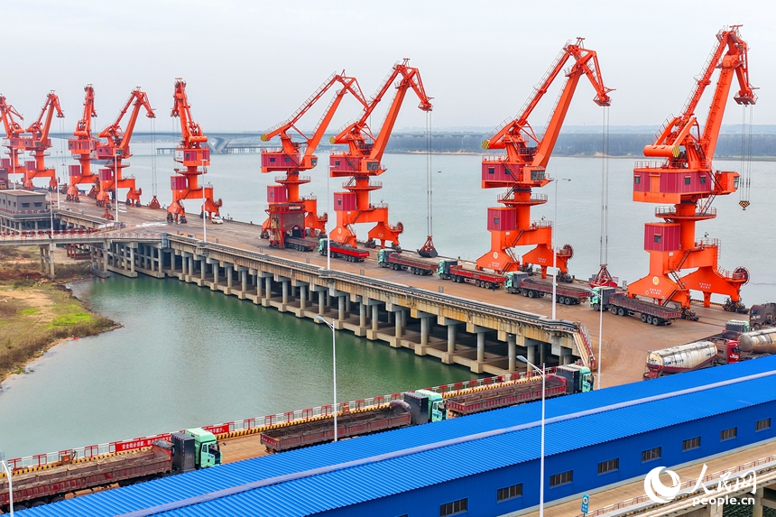 贛江航道富山鄉段，貨運船舶往來穿行，姚灣綜合碼頭貨物裝卸繁忙有序。人民網記者 朱海鵬攝