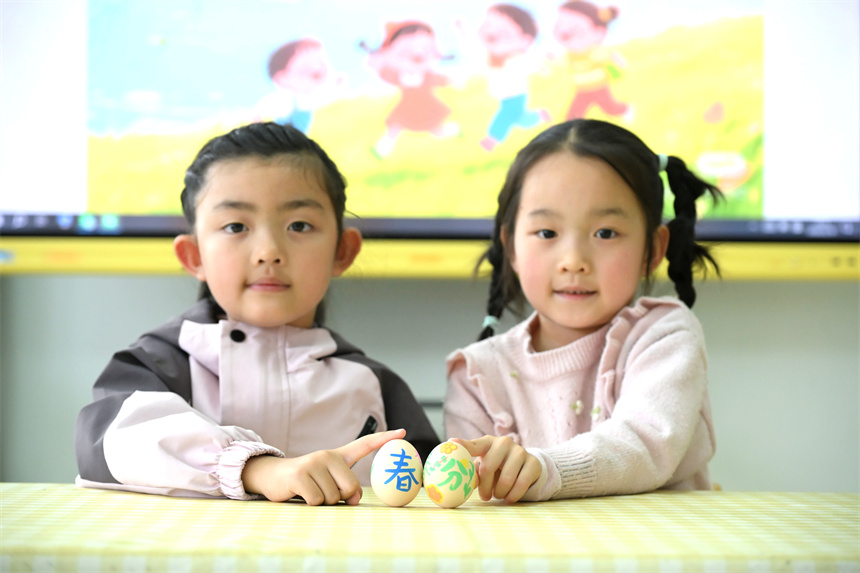 江西省赣州市会昌县第六幼儿园开展春分节气主题活动。华辛明摄