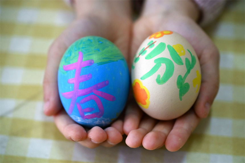 江西省赣州市会昌县第六幼儿园开展春分节气主题活动。华辛明摄