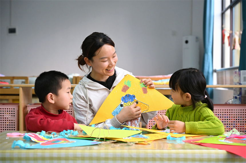 江西省赣州市会昌县第六幼儿园开展春分节气主题活动。华辛明摄