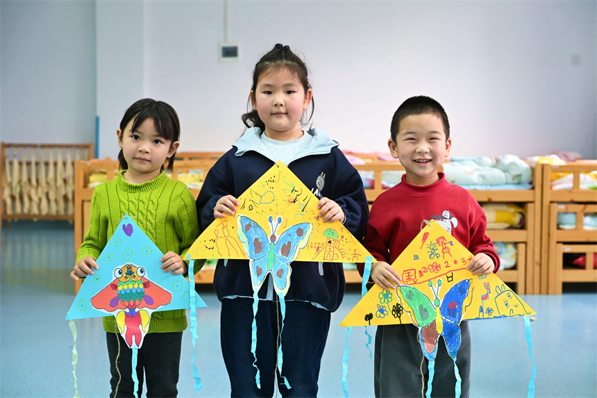江西省赣州市会昌县第六幼儿园开展春分节气主题活动。华辛明摄