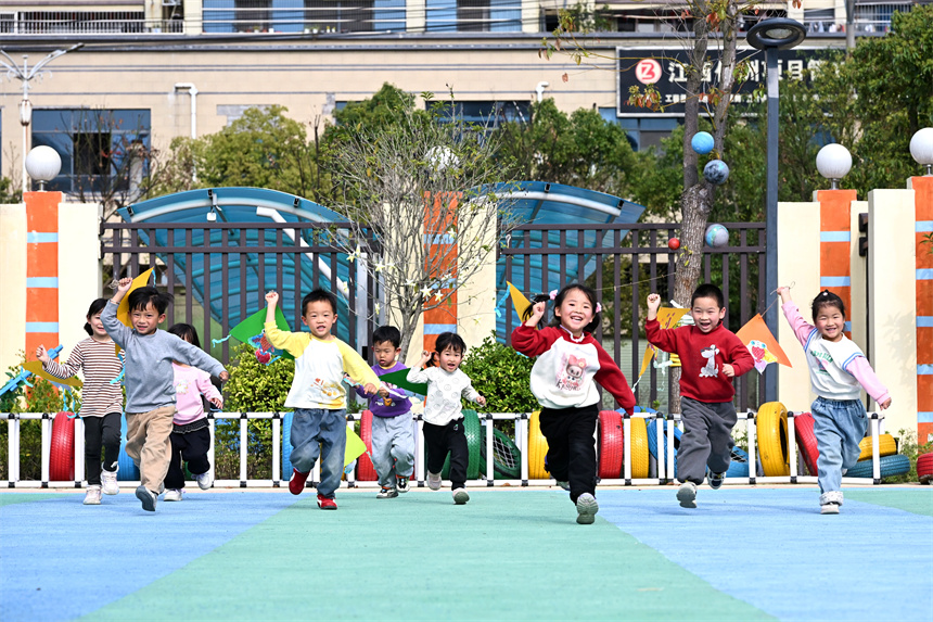 江西省赣州市会昌县第六幼儿园开展春分节气主题活动。华辛明摄