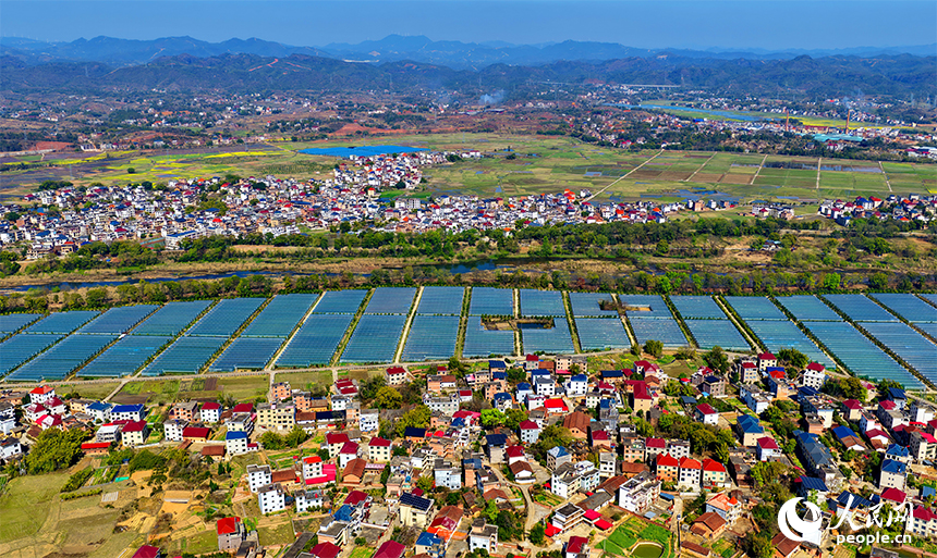 赣州市兴国县潋江镇杨澄村的一处设施农业种植基地，整齐排列的薄膜大棚蔚为壮观。人民网记者 朱海鹏摄