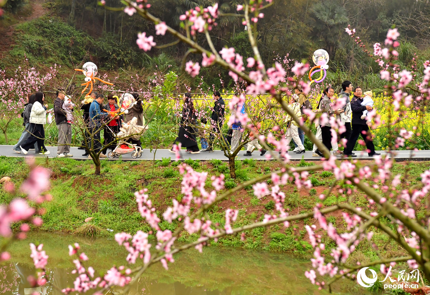 市民和游客纷至沓来，踏青赏花，享受春日时光。人民网记者 时雨摄