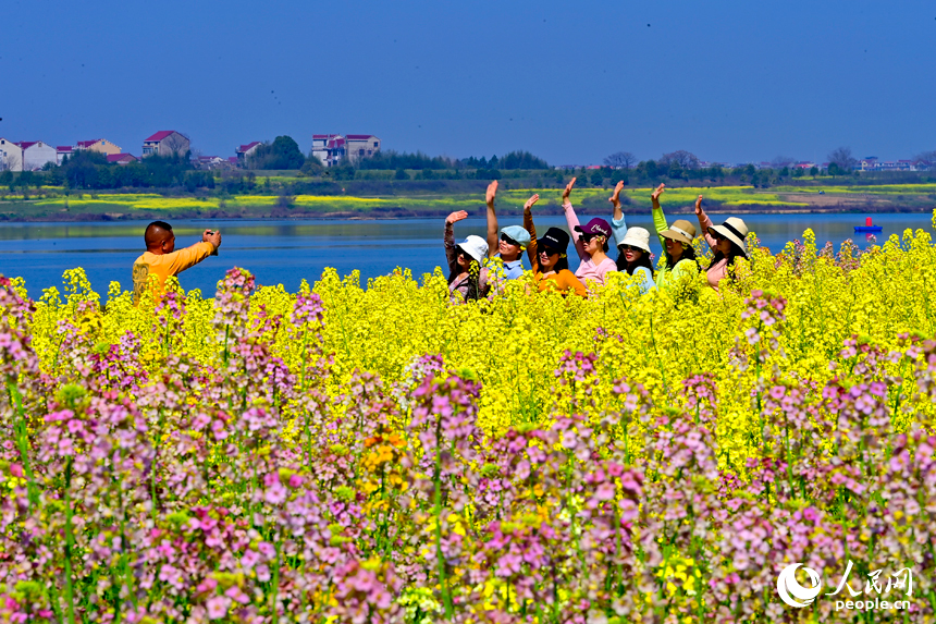 色彩斑斕的美景吸引許多游客前來觀賞游玩。人民網記者 朱海鵬攝